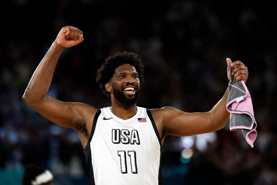 Joel Embiid, il giocatore camerunense, con cittadinanza francese e naturalizzato statunitense, che ha scelto gli Usa