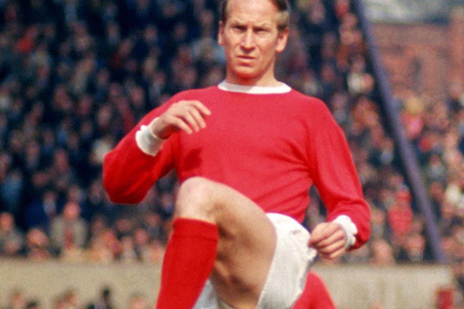 La leggenda dello United Bobby Charlton (1937-2023) che scampò alla sciagura aerea di Monaco 1958 raccontata nel romanzo omonimo di David Peace