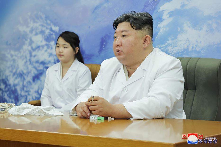 Il leader nordcoreano Kim Jong-un in compagnia della figlia Ju-ae