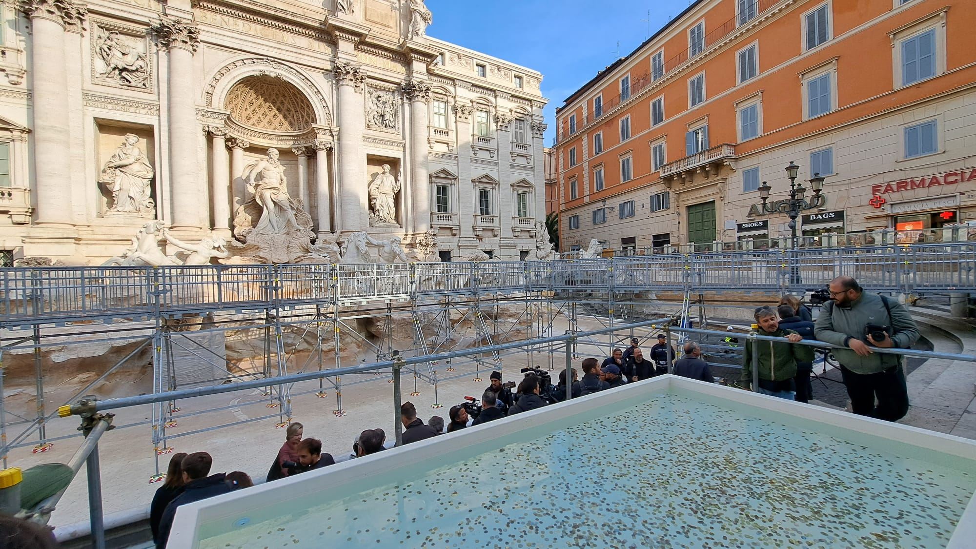 Nuova passerella sulla fontana di Trevi. Gualtieri: «Prospettiva spettacolare»