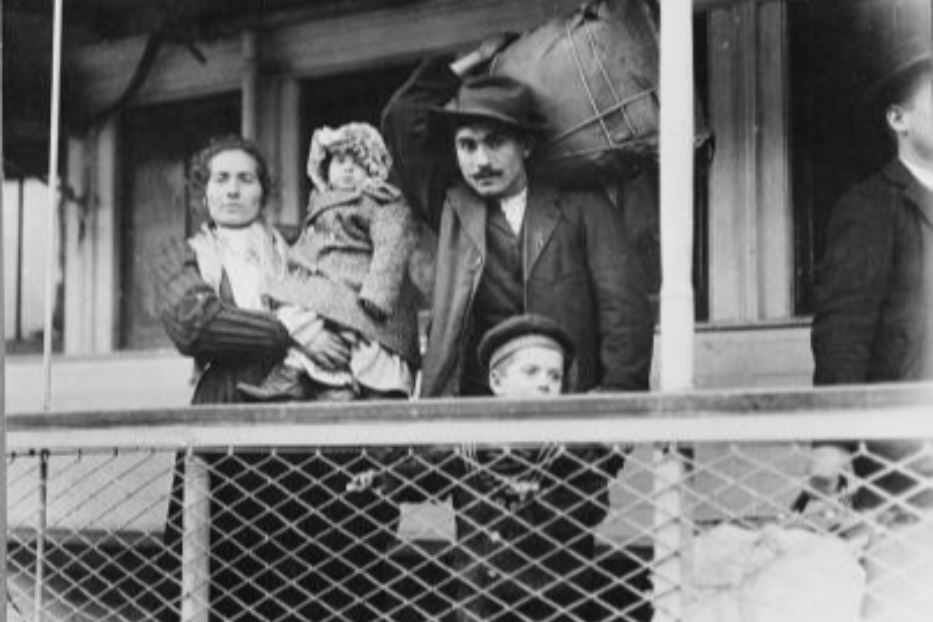 Lewis Wickes Hine, “Una famiglia di immigrati italiani mentre lascia Ellis Island a bordo di un traghetto”, New York 1905