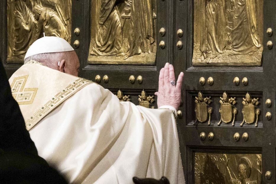 Il Papa ha aperto la Porta Santa. È iniziato il Giubileo