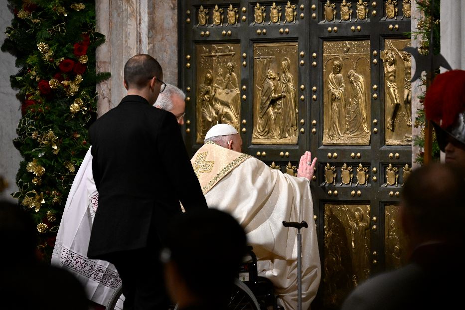 Il Papa al momento dell'apertura della Porta Santa