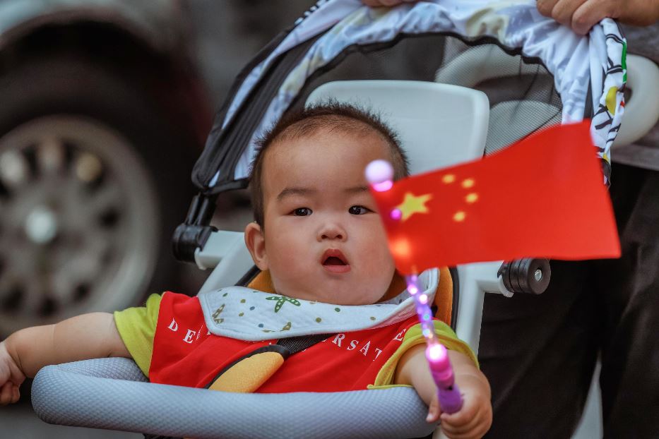 Un bimbo a Shanghai durante la Festa nazionale cinese