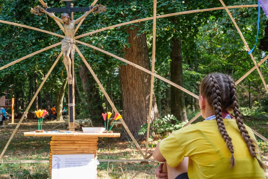 Una scout in un momento di preghiera a Verona