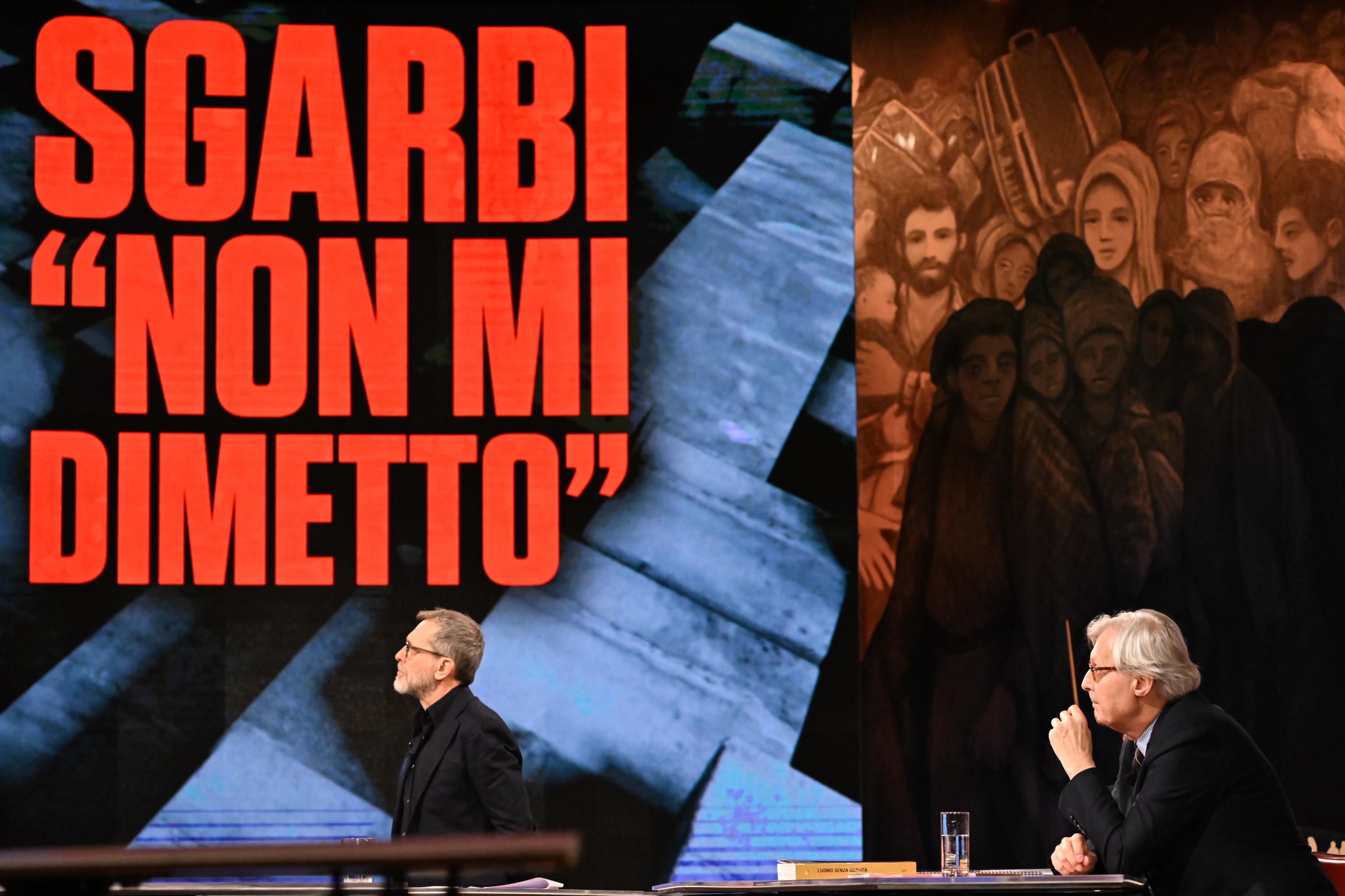 Vittorio Sgarbi si difende nel corso di un programma tv