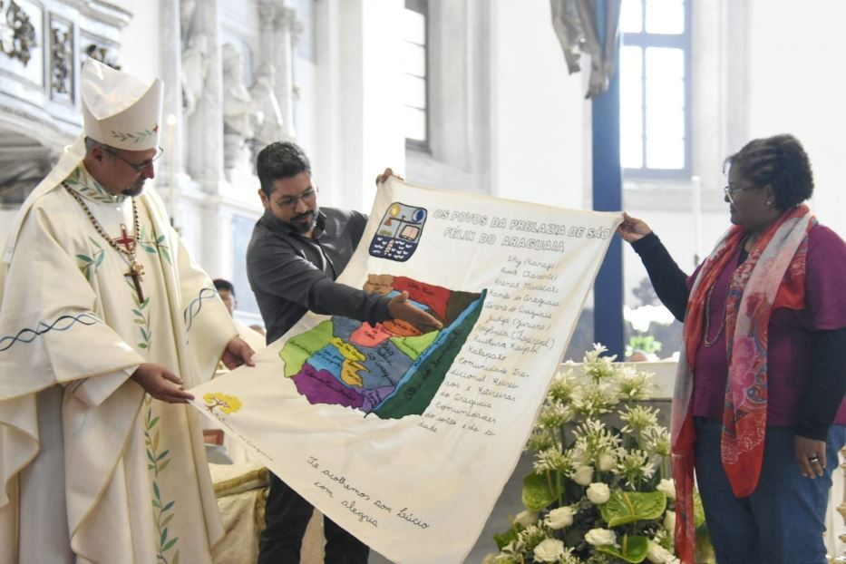 Padova, i nativi brasiliani di São Felix do Araguaia donano al vescovo Nicoletto uno stendardo con il ricamo del territorio della prelatura