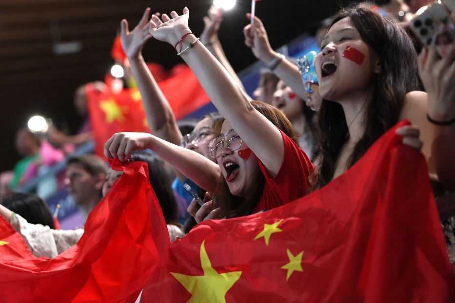 Giovani tifosi cinesi a Parigi. Il turismo è uno dei segni dei nuovi consumi dei "centennials" in Cina