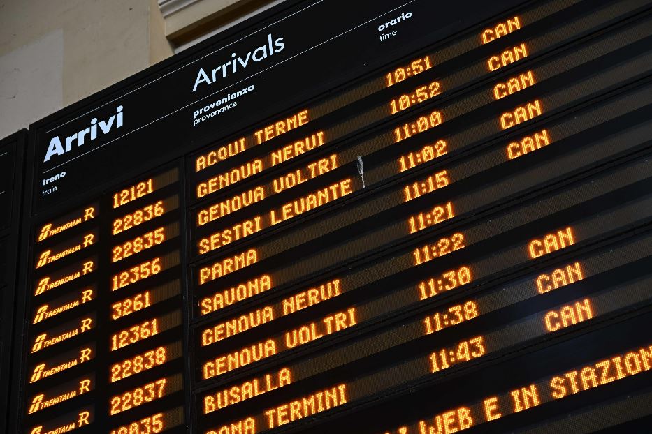 Il tabellone dei treni in stazione, a Genova