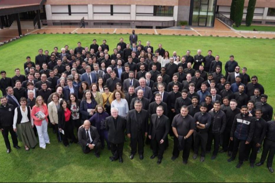 Foto di gruppo “Comunità Apra” con alcuni studenti, staff e docenti dell’Ateneo Pontificio Regina Apostolorum
