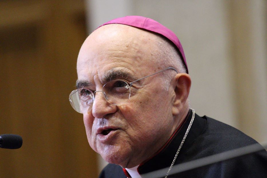 Il vescovo Viganò accusato di scisma. Cosa sta succedendo