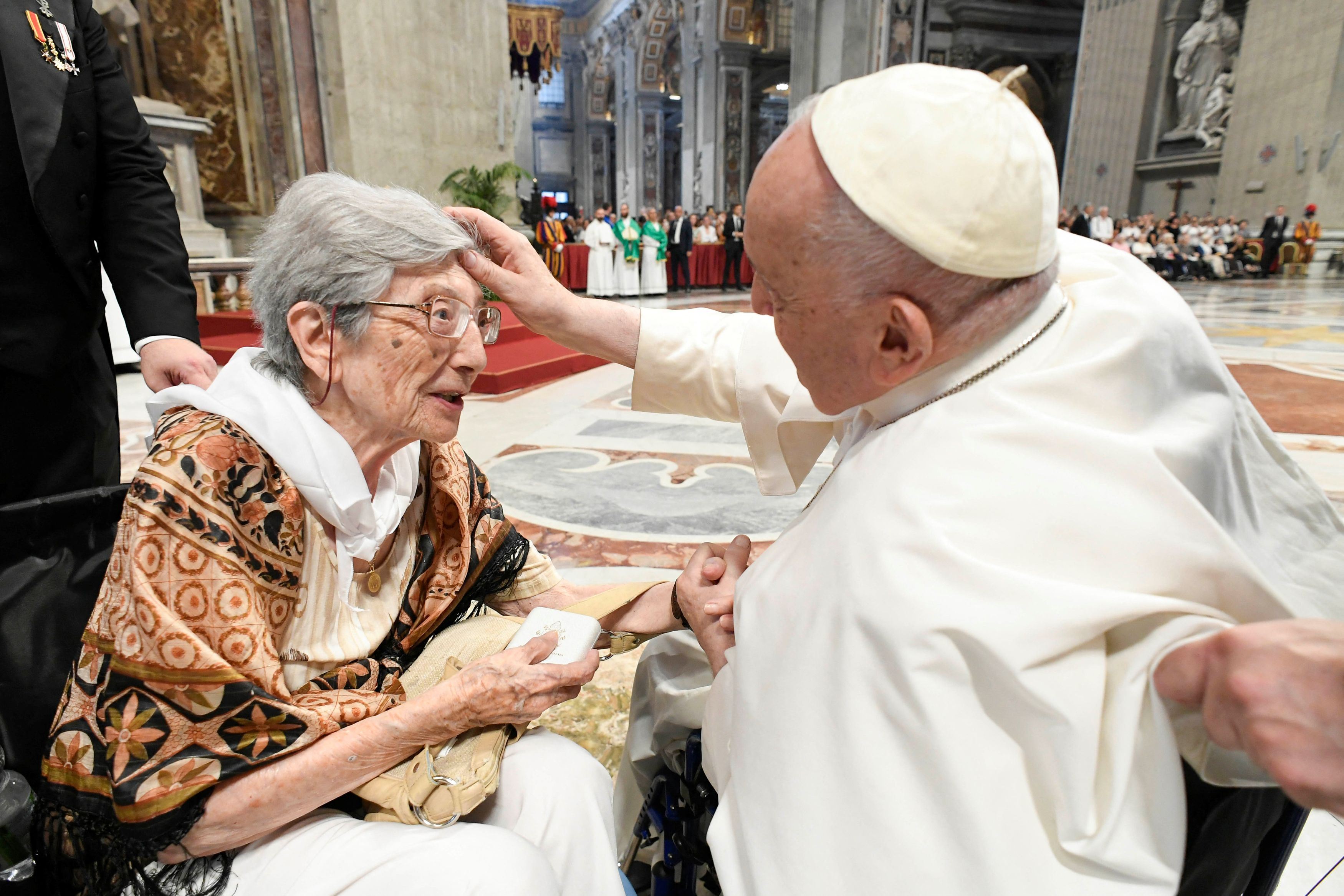 Il Papa benedice una donna anziana