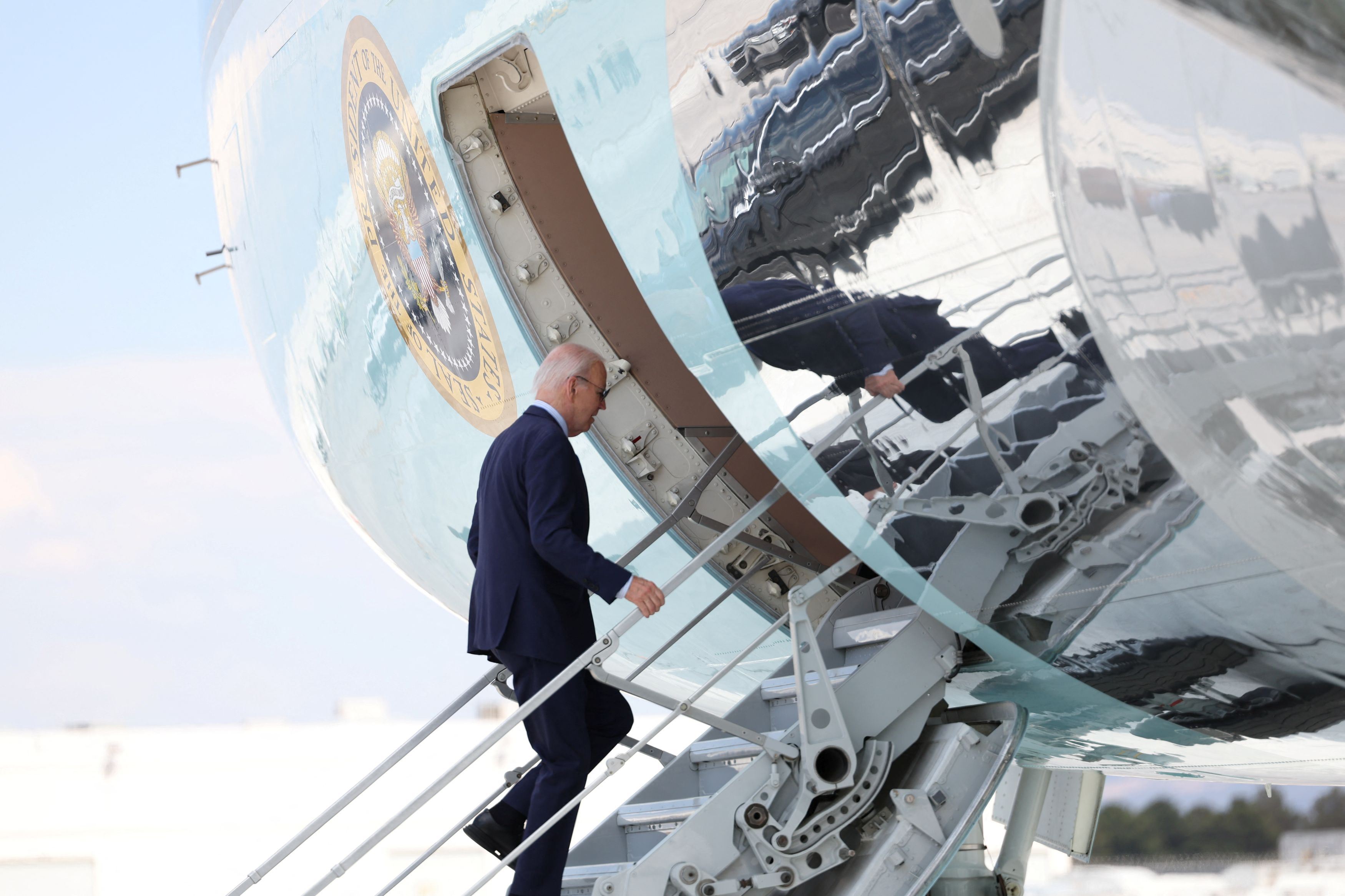 Il presidente Biden sale sull'Air Force a Las Vegas