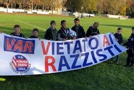 Partite sospese contro gli striscioni discriminatori