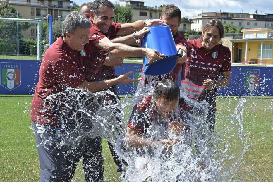 2015: l'allora ct della Nazionale di calcio Antonio Conte partecipa all'Ice Bucket Challenge