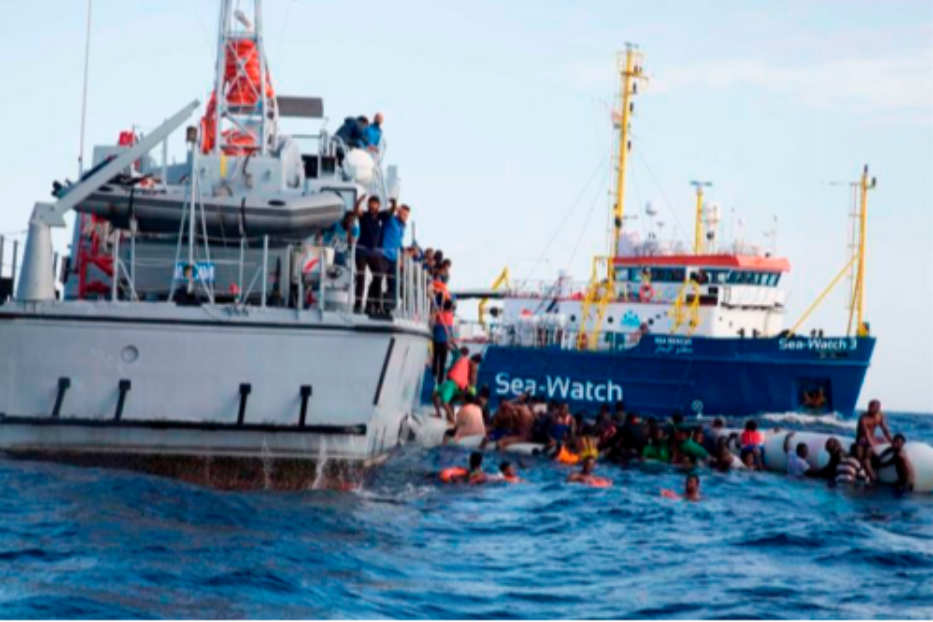 Un salvataggio in mare di una nave delle Ong