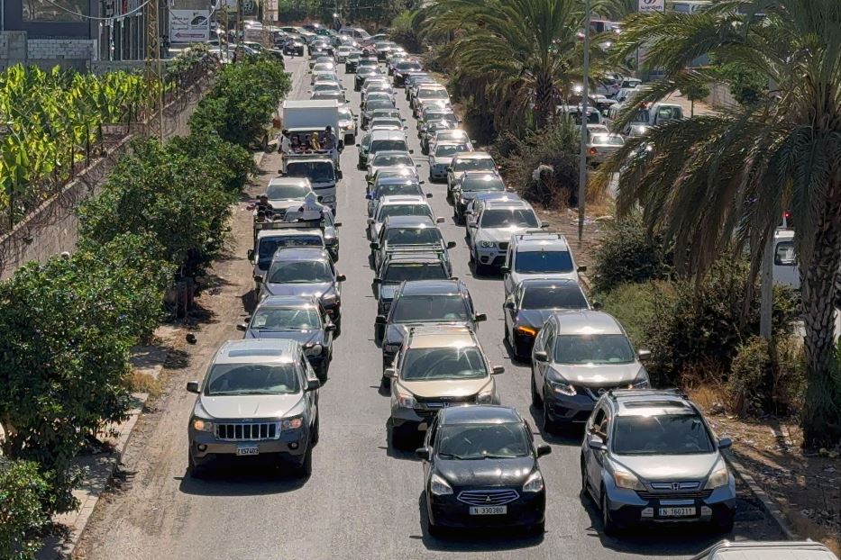 La lunga fila di auto in fuga dalla città libanese di Sidone dopo i bombardamenti israeliani