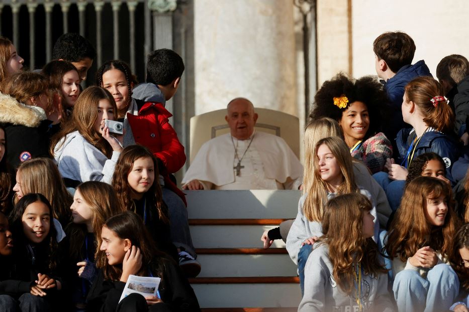 Papa Francesco circondato dai ragazzi durante l'udienza generale di questa mattina in piazza San Pietro