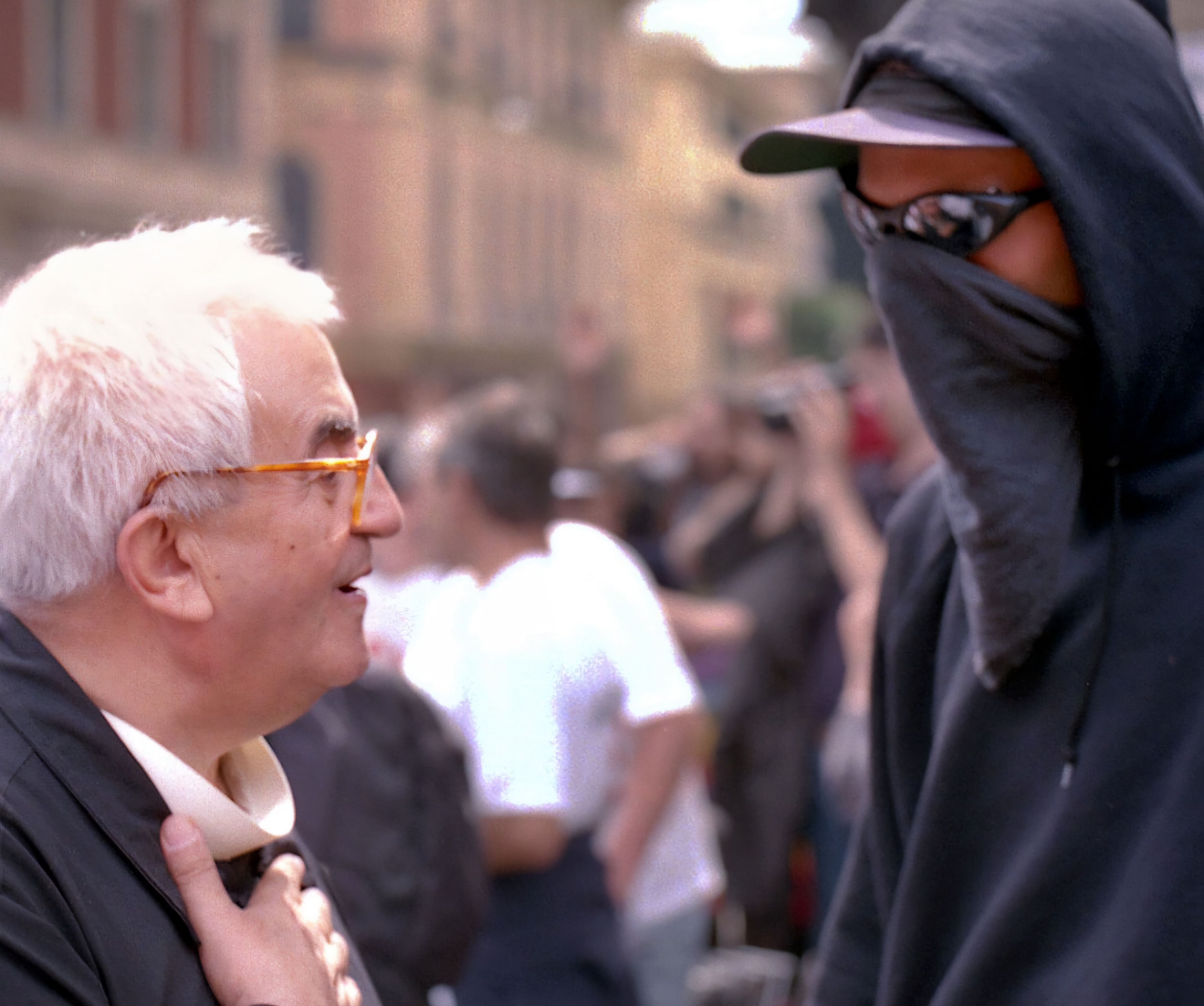 L'incontro tra don Benzi e un black bloc al G8 di Genova del 2001