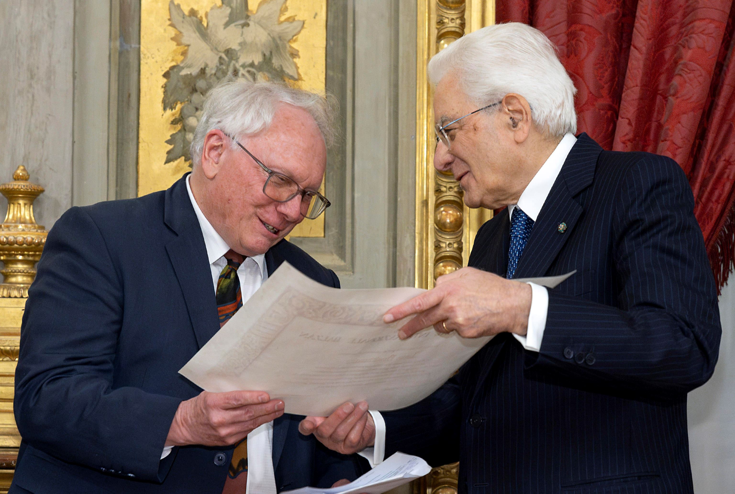 Il presidente Sergio Mattarella conferisce il premio Balzan al professor John Braithwaite