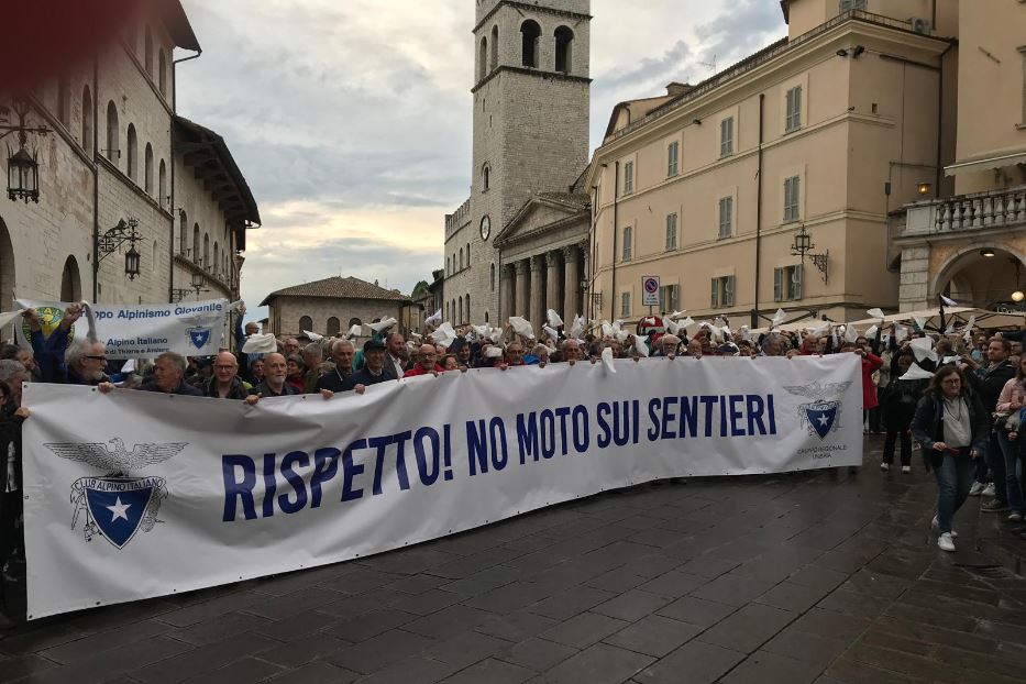 La protesta del Cai nella piazza del Comune di Assisi