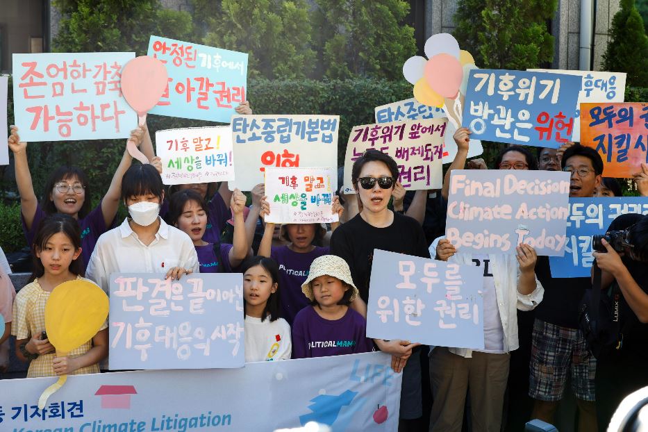 I componenti del Korean Climate Crisis Emergency Network durante le proteste per chiedere al governo di Seul il rispetto della decisione della Corte Costituzionale sulla legge per il clima