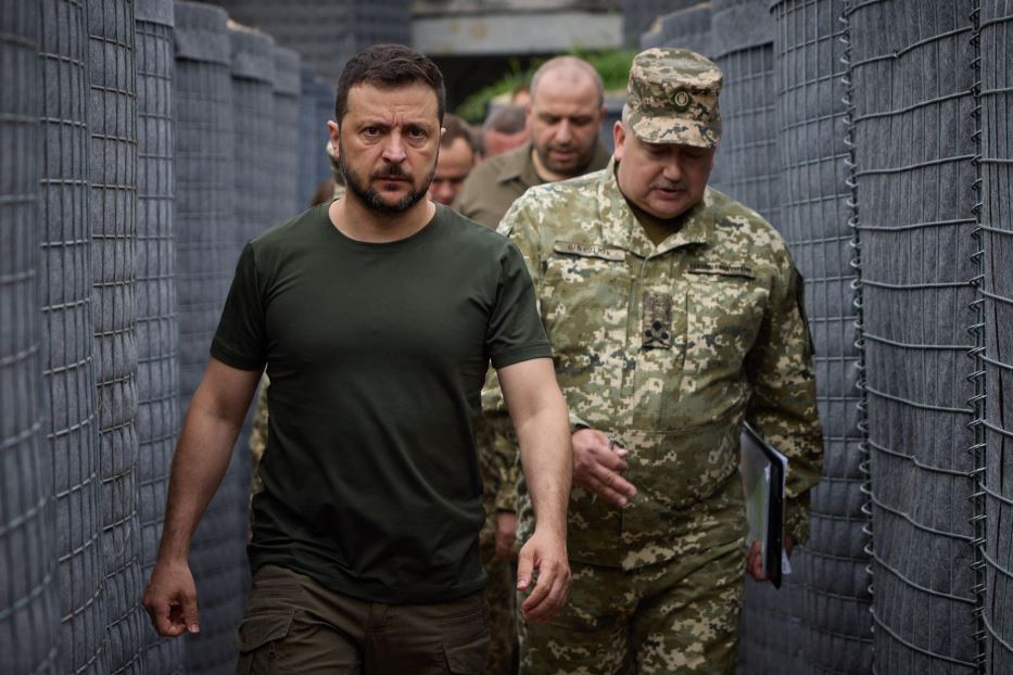 Il presidente ucraino Volodymyr Zelensky al fronte in Donbass