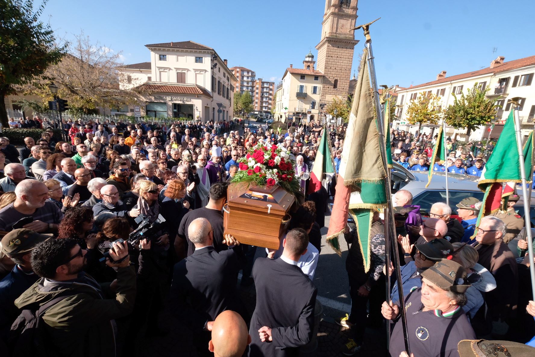 Lacrime e abbracci per Matilde Lorenzi. La sorella: «Buona discesa libera»