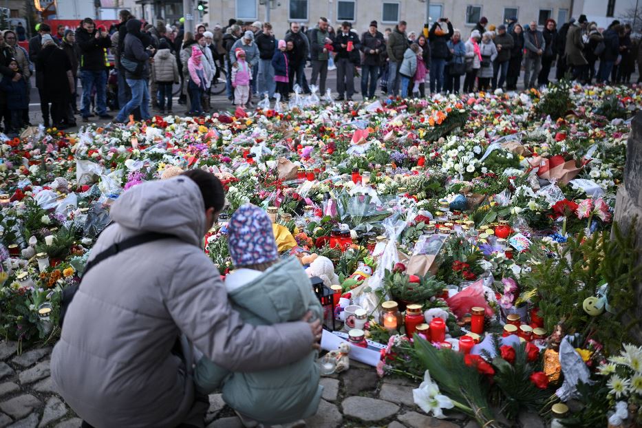 Un tappeto di fiori per ricordare le vittime della strage di Magdeburgo