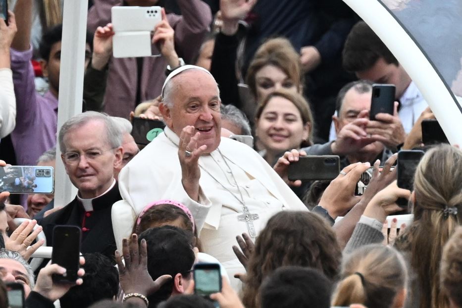 Il Papa tra la gente in piazza San Pietro per l'udienza generale di mercoledì 23 ottobre 2024