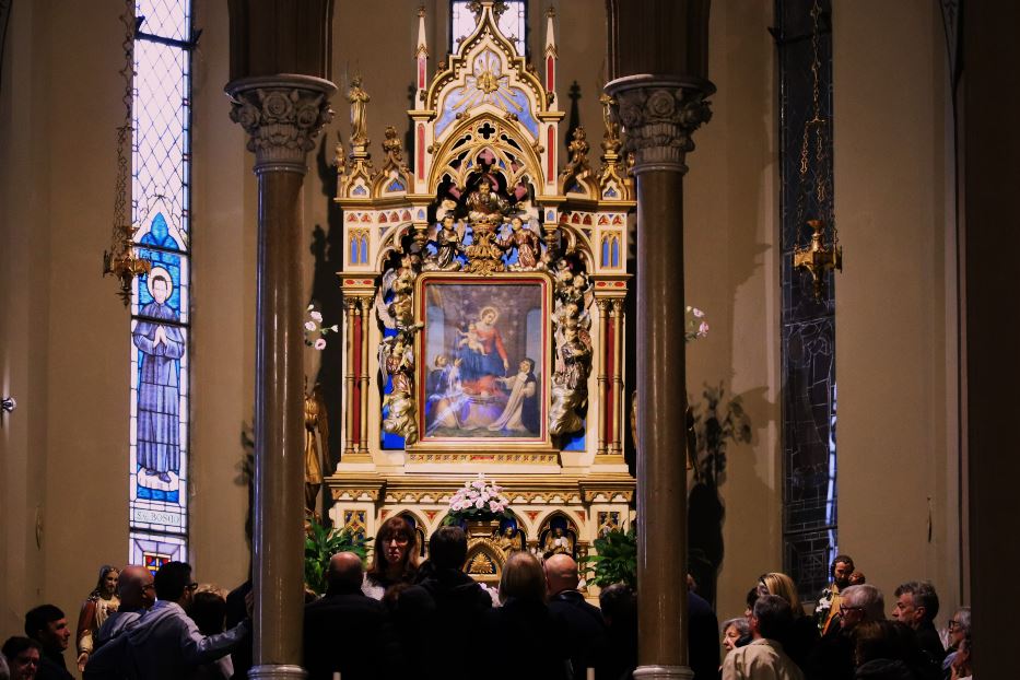 I visitatori davanti alla venerata immagine della Madonna del Rosario