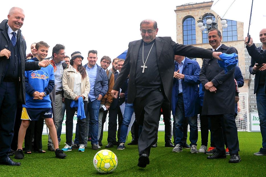 L’arcivescovo di Milano, Mario Delpini, in piazza del Duomo alla presentazione delle Olimpiadi degli oratori promosse da Fom (Fondazione oratori milanesi) e Csi