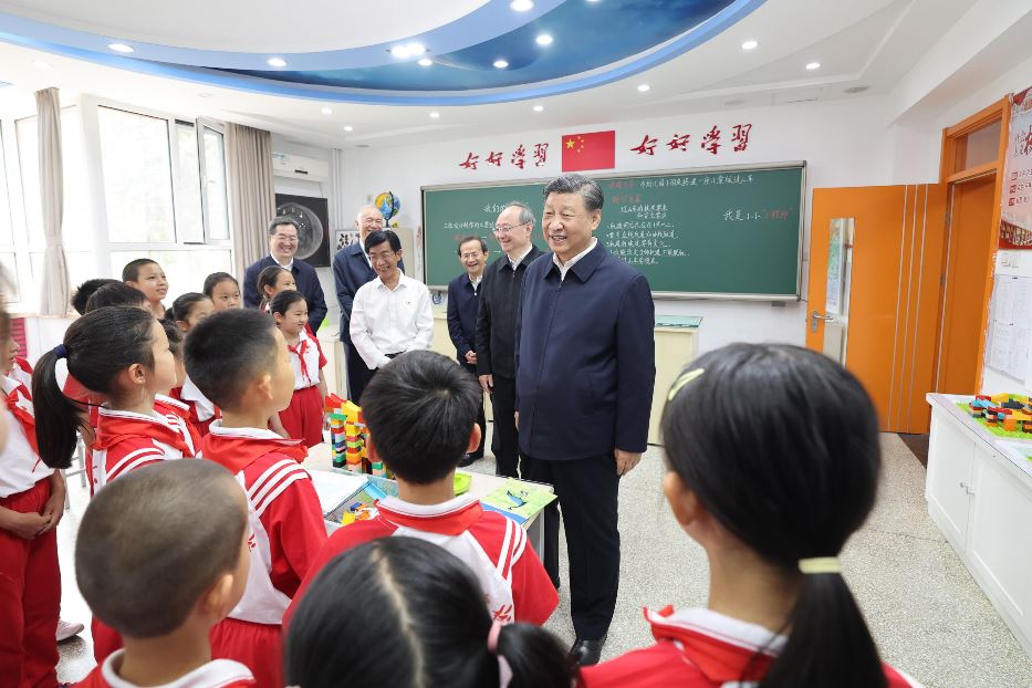 Il presidente cinese Xi Jinping visita una scuola a Pechino