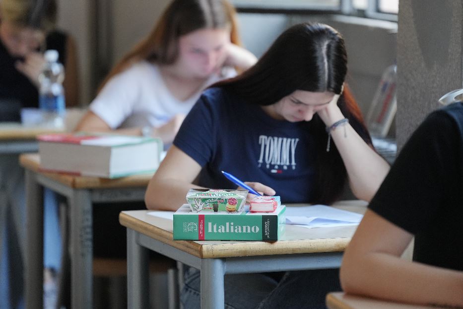 Studenti impegnati nell'esame di maturità