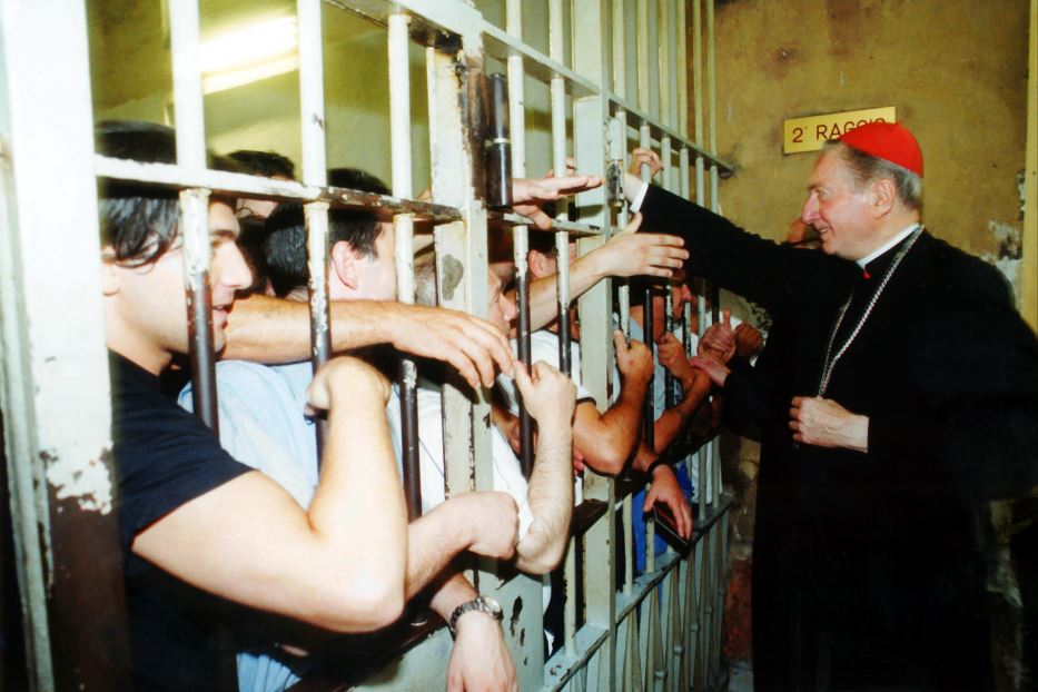 Il cardinale Carlo Maria Martini in visita ai detenuti di San Vittore, a Milano