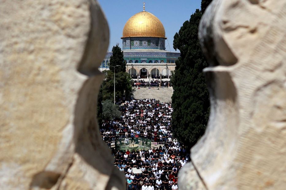I fedeli islamici in preghiera ad al-Aqsa nell'ultimo venerdì di Ramadan