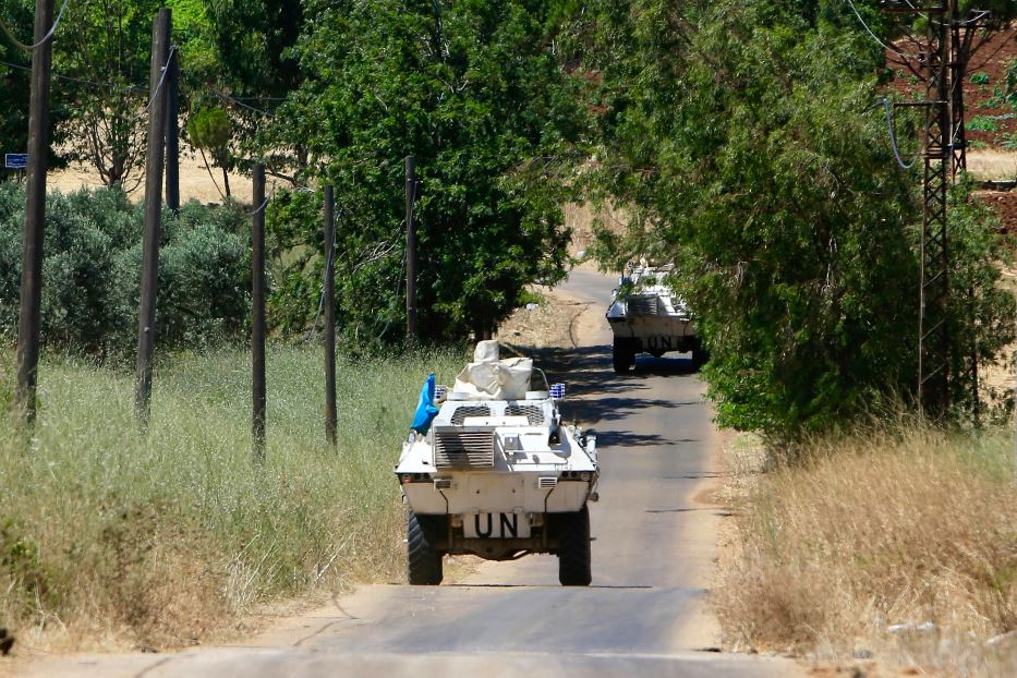 Veicoli blindati dell'Unifil, la missione Onu di interposizione, nel sud del Libano, in una foto di archivio. Dall'inizio della guerra aperta fra Israele e Hezbollah i caschi blu sono chiusi nelle loro basi