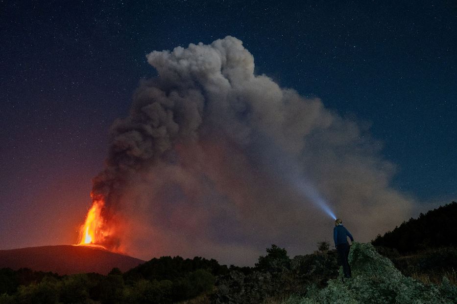 La fontana di lava fuoriuscita dall'Etna nella notte