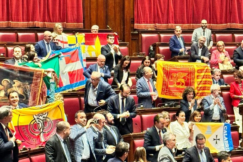 Le bandiere regionali sventolate in aula dopo l'approvazione del ddl sull'autonomia differenziata