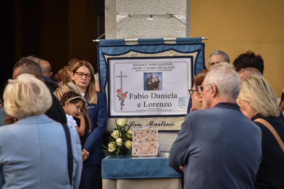 Uno dei momenti del funerale a Paderno