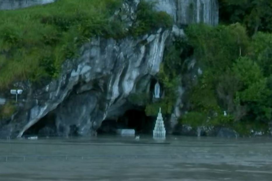 Allagato il santuario di Lourdes, chiusa la grotta