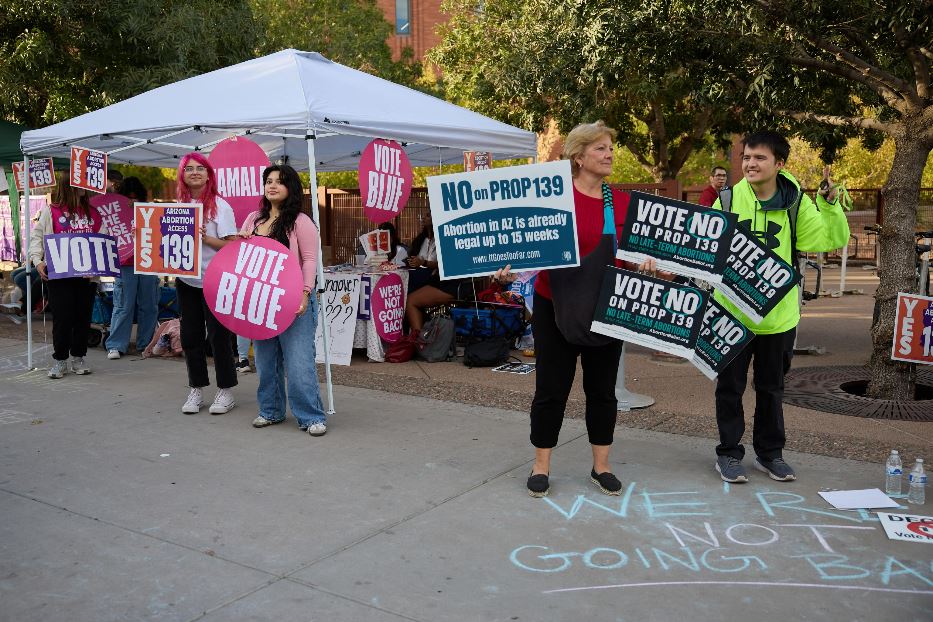 Manifestazione a favore dell'aborto alla vigilia del voto per il referendum in Arizona