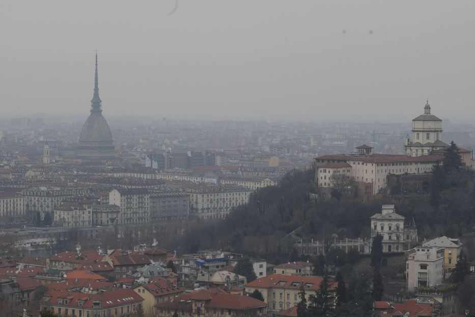 Una veduta di Torino, avvolta da una cappa grigia di smog