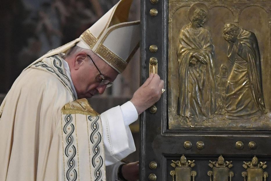 Papa Francesco all'apertura della Porta Santa l'8 dicembre del 2015