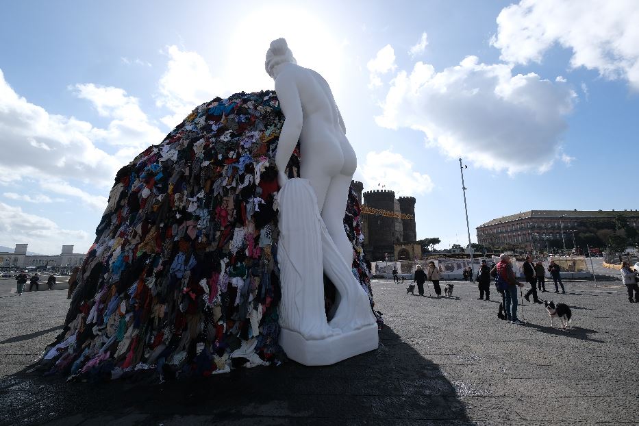 La nuova "Venere degli stracci" in piazza Municipio a Napoli