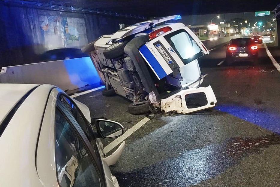 L'auto bianca del carabiniere ha centrato quella della Polizia municipale