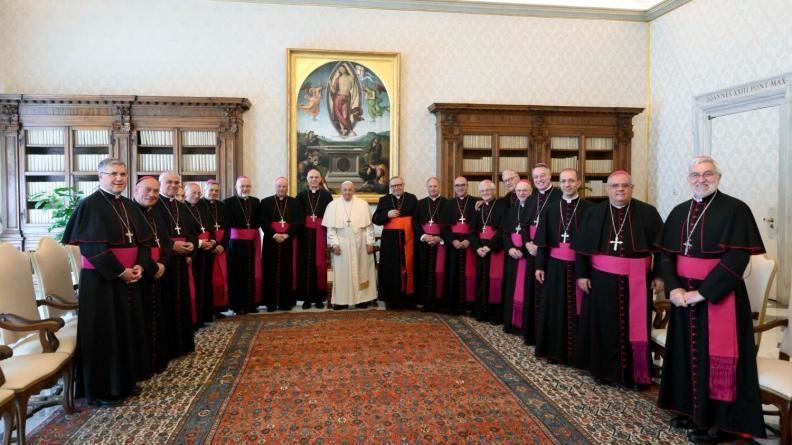 L'incontro nella biblioteca del Pontefice nel Palazzo apostolico con la delegazione dei vescovo siciliani