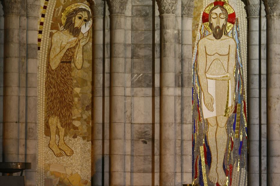Mosaici di Rupnik sulla facciata della Basilica di Nostra Signora del Rosario a Lourdes