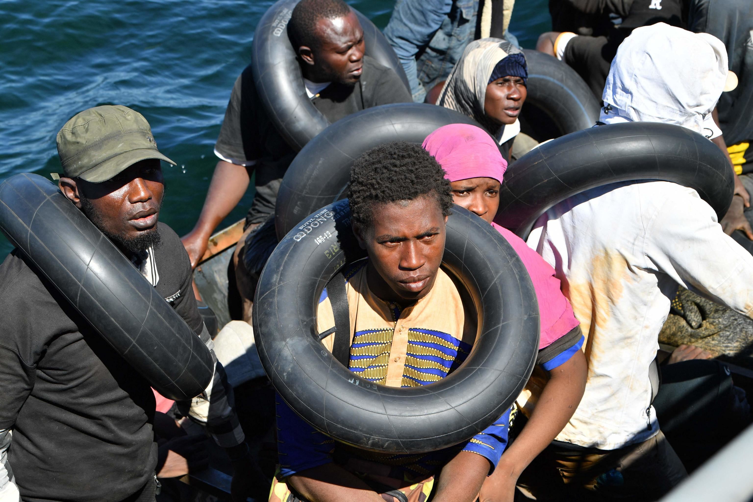 Alcuni immigrati prima del trasbordo su una nave di salvataggio