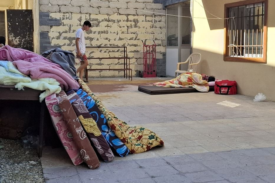 L'improvvisato accampamento di profughi nel convento di Tiro